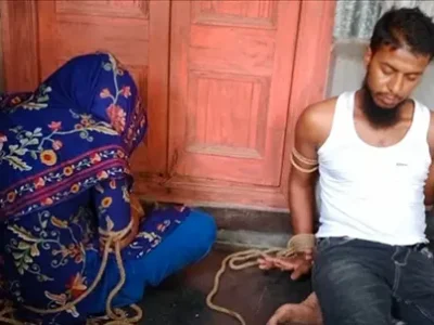 মা ও মায়ের পরকীয়া প্রেমিককে আপত্তিকর অবস্থায় ধরিয়ে দিলো মেয়ে