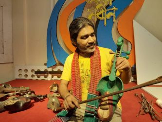 ময়মনসিংহে ৩০০ বছরের পুরাতন দূলর্ভ ” সারিন্দা ” নিয়ে রেজাউল করিম আসলামের প্রদর্শনী