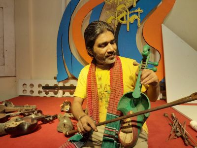 ময়মনসিংহে ৩০০ বছরের পুরাতন দূলর্ভ ” সারিন্দা ” নিয়ে রেজাউল করিম আসলামের প্রদর্শনী