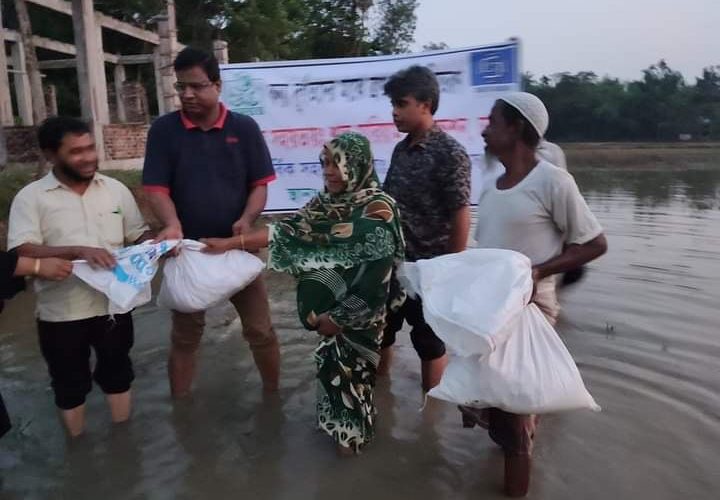 সিলেটের বন্যা দূর্গতদের মাঝে টিএমএসএসের ত্রাণ সামগ্রী বিতরণ