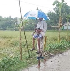 ঈদে বৃষ্টিতে বৃদ্ধ বাবাকে ছেলে কাঁধে নেয়ার ছবি ফেসবুকে ভাইরালঃ প্রশংসিত ছেলে