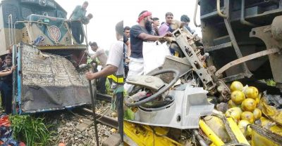 ট্রেনের ধাক্কায় পিকআপ ভ্যানের চালকসহ ৩