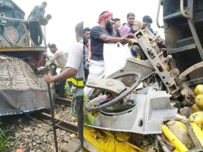 ট্রেনের ধাক্কায় পিকআপ ভ্যানের চালকসহ ৩
