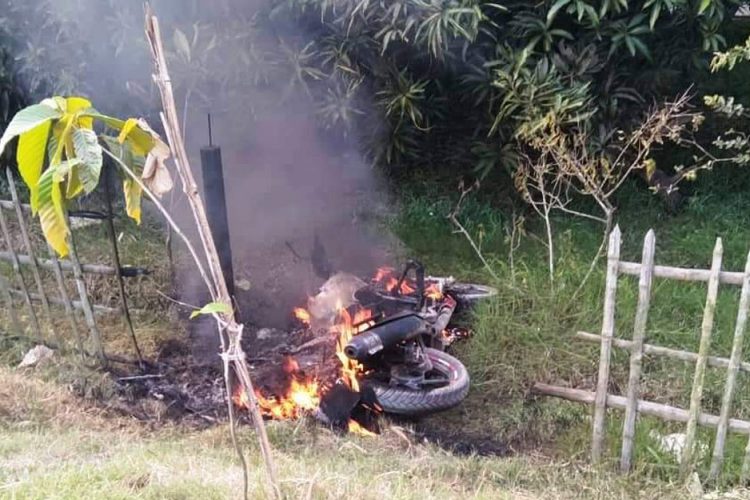 নজরুল বিশ্ববিদ্যালয় মানববন্ধনে লাইন সোজা করা নিয়ে ছাত্রলীগের সাথে বহিরাগতদের সংঘর্ষ