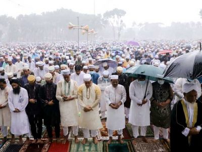 ময়মনসিংহ আঞ্জুমান ঈদগাহ মাঠে বৃষ্টিতে ভিজে ঈদের নামাজ আদায় করলেন -মুসুল্পীরা