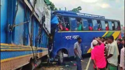 নেত্রকোণায় বাস ও ট্রাকের মুখোমুখি সংঘর্ষে বাসচালক ও হেলপার নিহত