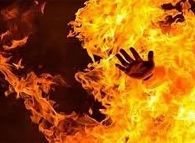 স্বামীর সাথে অভিমানে স্ত্রীর নিজের গায়ে আগুনঃ অন্তঃসত্ত্বার মৃত্যু