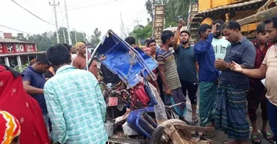 ট্রাকের সঙ্গে প্রাইভেট কার ও থ্রি-হুইলারের ত্রিমুখী সংঘর্ষে অন্তত  নিহত ৬