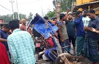 ট্রাকের সঙ্গে প্রাইভেট কার ও থ্রি-হুইলারের ত্রিমুখী সংঘর্ষে অন্তত  নিহত ৬