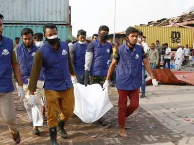 সীতাকুণ্ড ভয়াবহ ট্রাজেডি চমেকে ৩৩ লাশঃ আহত ৩শতাধিক স্বজনদের আহাজারি