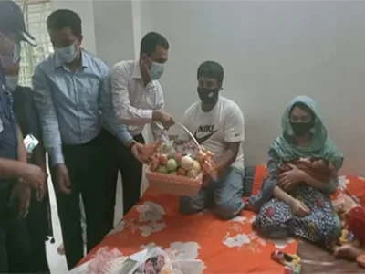 জমজ ৩ সন্তানের নাম পদ্মা সেতুর নামে ‘স্বপ্ন-পদ্মা-সেতু’ নাম রাখায় স্বর্ণের চেইন উপহার দিলেন প্রধানমন্ত্রী
