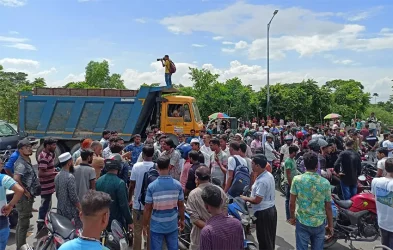 পদ্মা সেতুতে অবরোধকারী বাইক আরোহীদের সরিয়ে দিয়েছে সেনাবাহিনী