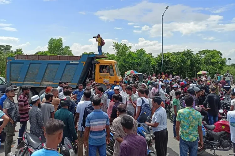 পদ্মা সেতুতে অবরোধকারী বাইক আরোহীদের সরিয়ে দিয়েছে সেনাবাহিনী