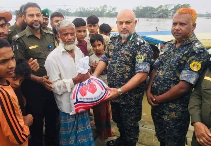 সিলেটে রেঞ্জে আনসার ভিডিপির ত্রাণ সামগ্রী বিতরণ