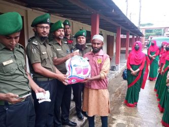 সিলেটে বন্যার্তদের মাঝে আনসার-ভিডিপি ত্রাণ বিতরণ 
