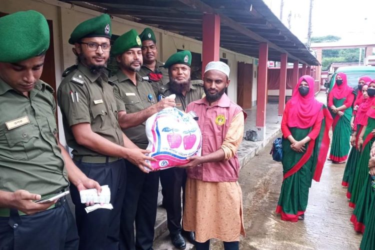 সিলেটে বন্যার্তদের মাঝে আনসার-ভিডিপি ত্রাণ বিতরণ 