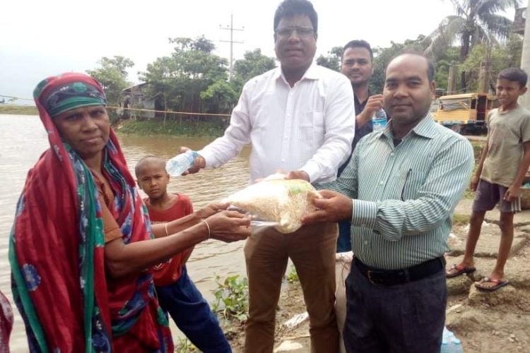 সিলেটে  বন্যা দূর্গতদের মধ্যে টিএমএসএসের শুকনা খাবার বিতরণ