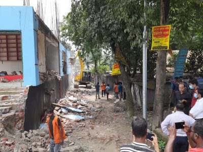 অনুমোদনের বাইরে ভবন নির্মাণ করায় তা ভেঙে দিয়েছে মসিক ভ্রাম্যমাণ আদালত
