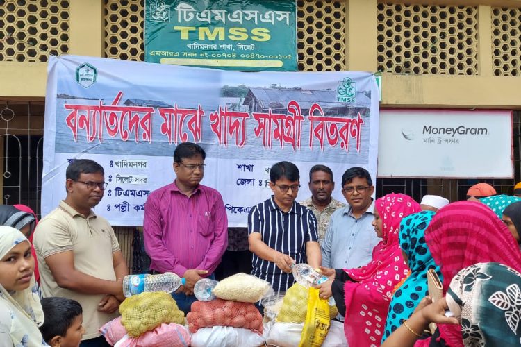 সিলেটে ষষ্ঠ দিনে টিএমএসএসের ত্রাণ সামগ্রী বিতরণ
