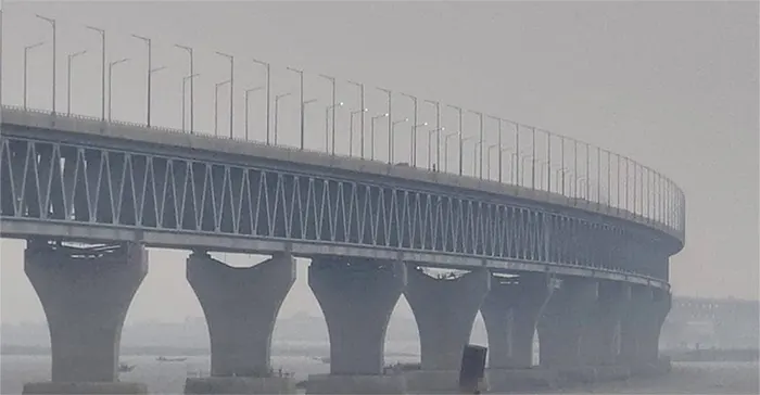 পদ্মা সেতুতে  ল্যাম্পপোস্টে আলো জ্বললো