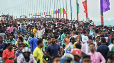 নিষেধাজ্ঞা উপেক্ষা করে পদ্মা সেতুতে জনতার ঢল