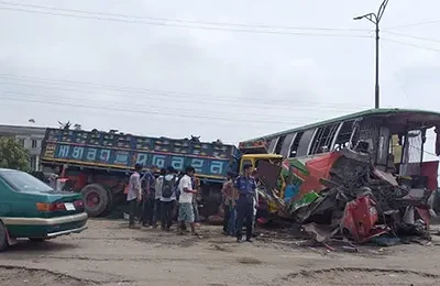 সাভারে বাস ও ট্রাকের ত্রিমুখী সংঘর্ষে পরমাণু কমিশনের ৩ কর্মকর্তাসহ নিহত ৪