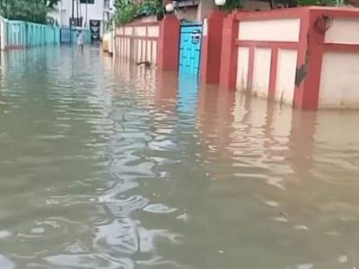 অতীতের সব রেকর্ড ভেঙে ভয়াবহ বন্যা সিলেটেঃ পানি বন্দী মানুষ