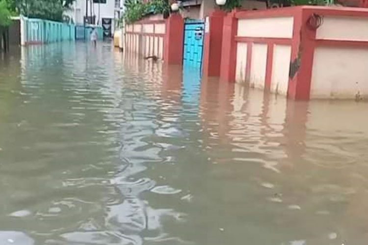 অতীতের সব রেকর্ড ভেঙে ভয়াবহ বন্যা সিলেটেঃ পানি বন্দী মানুষ