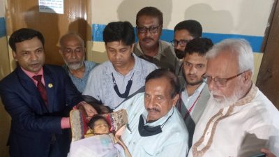 ত্রিশালের শিশু মেয়েটিকে দেখতে এলেন স্ট্যান্ডার্ড ব্যাংকের পরিচালক লায়ন ফিরোজুর রহমান অলিও