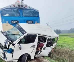 মিরসরাইয়ের  ট্রেনের ধাক্কায় মাইক্রোবাসের ১১ যাত্রী নিহতঃ গেটম্যান আটক