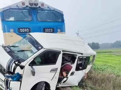 মিরসরাইয়ের  ট্রেনের ধাক্কায় মাইক্রোবাসের ১১ যাত্রী নিহতঃ গেটম্যান আটক