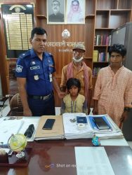 ট্রেনের ছাদ থেকে পড়ে আহত খাদিজাকে বাবার হাতে তুলে দিলেন পুলিশ