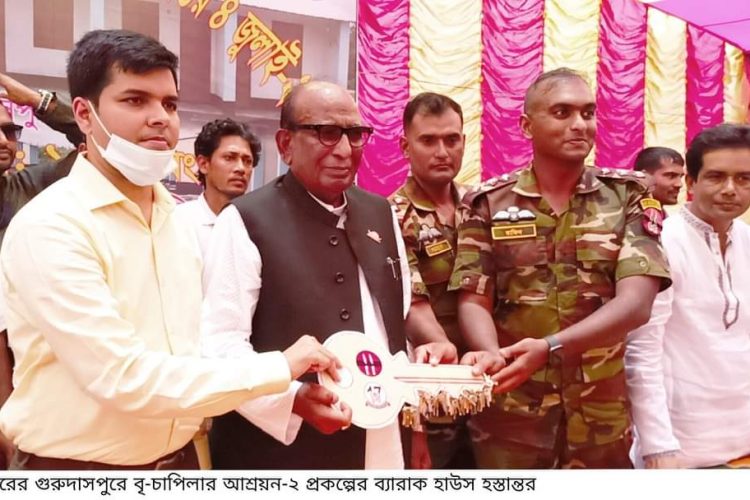 নাটোর গৃহহীনদের জন্য নির্মিত ব্যারাক হাউজের চাবি হস্তান্তর