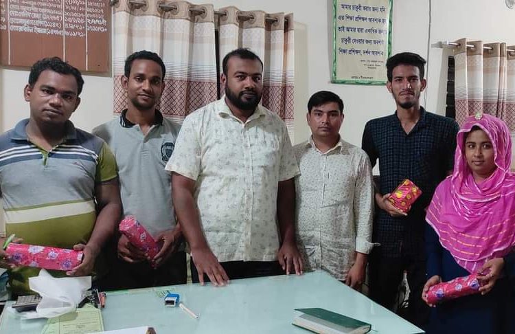 বার্ষিক টার্গেট অর্জন করায় ছাগলনাইয়া শাখার কর্মকর্তাদের পুরস্কার প্রদান