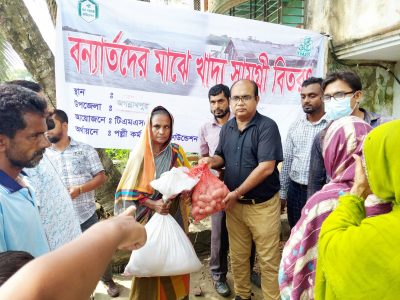 সিলেটের জগনাথপুরে টিএমএসএসের ত্রাণ সামগ্রী বিতরণ