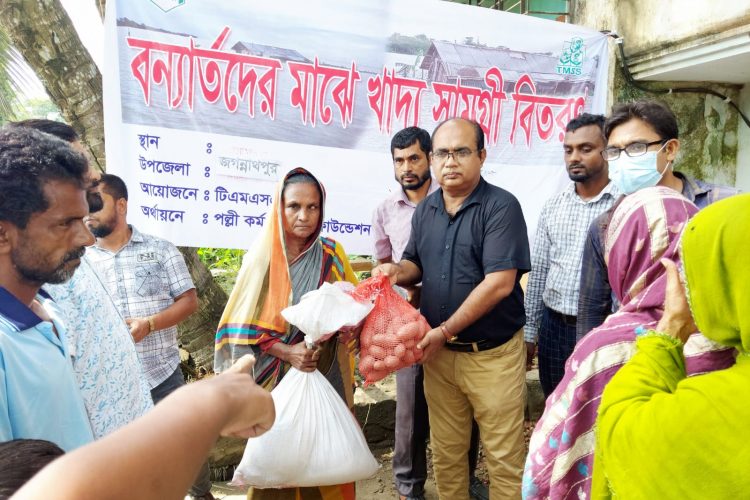 সিলেটের জগনাথপুরে টিএমএসএসের ত্রাণ সামগ্রী বিতরণ