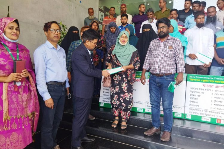 গাক কর্তৃক নিরাপদ মাংস ও দুগ্ধজাত পণ্য উৎপাদনে আধুনিক যন্ত্রপাতি ক্রয়ে অনুদানের চেক হস্তান্তর 