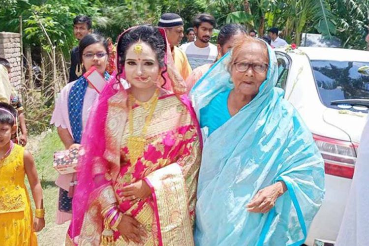 সংস্কৃতিকর্মী কনে যাত্রী নিয়ে হাজির হলেন সাংবাদিক বরের বাড়িতে