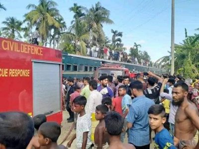 ময়মনসিংহে বৈদ্যুতিক শর্ট সার্কিট থেকে কমিউটার ট্রেনে আগুন