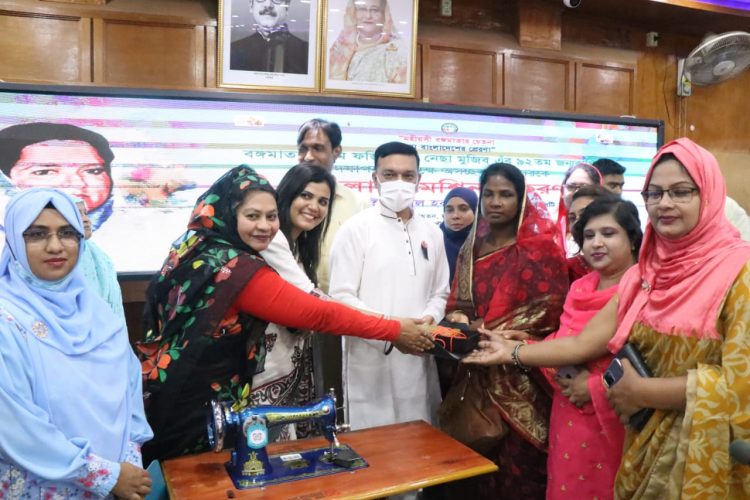 বঙ্গমাতার জন্মদিনে ৩০ অস্বচ্ছল নারীকে সেলাই মেশিন তুলে দিয়েছেন মসিক মেয়র টিটু