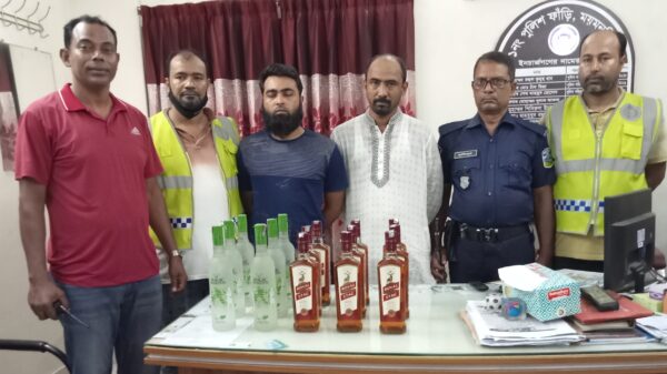 ময়মনসিংহে কোতোয়ালির ১নং ফাঁড়ি পুলিশের অভিযানে বিদেশি মদসহ গ্রেফতার ২