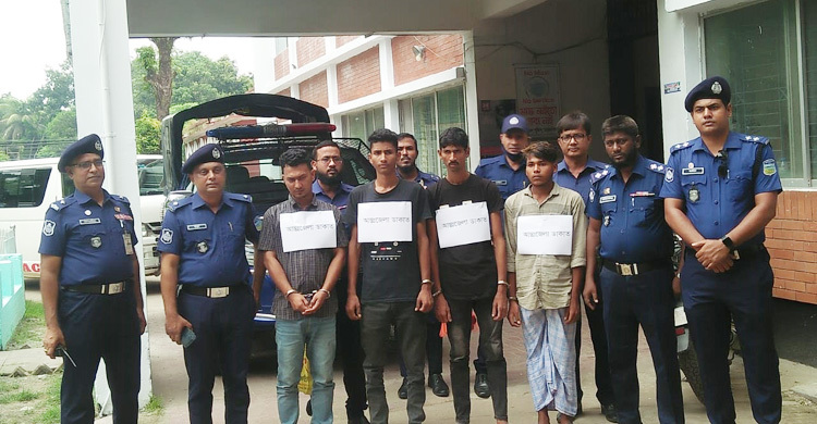 ডিবি পুলিশ পরিচয়ে সড়কে ট্রাক আটকে ১১ হাজার লিটার সয়াবিন তেল লুটঃ গ্রেফতার ৪