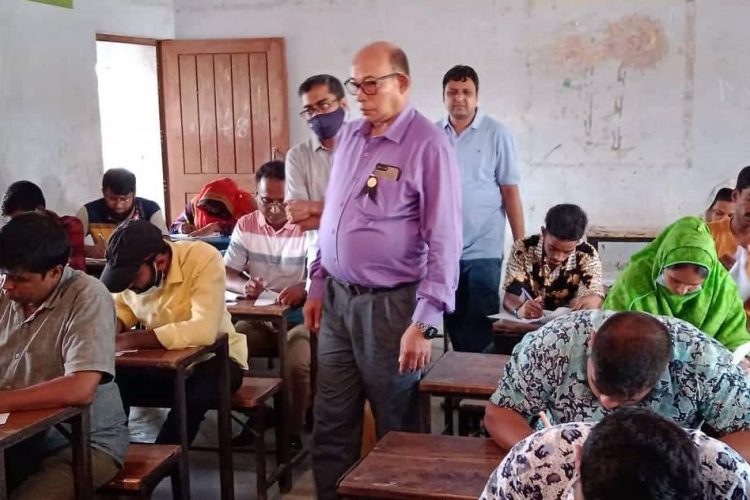 বাউবি’র এসএসসি পরীক্ষা শুরুঃ কেন্দ্র পরিদর্শন করলেন উপাচার্য
