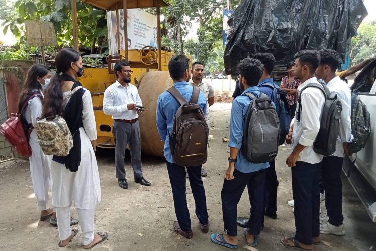 স্কুল-কলেজ ফাঁকি দিয়ে পার্কে ঘোরাফেরা বন্ধে মসিক ভ্রাম্যমাণ আদালতের অভিযানঃ ৪ মোটরসাইকেলকে জরিমানা