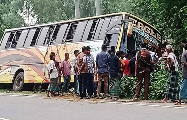 ডাকাতি ও ধর্ষণ শেষে চলন্ত বাস থেকে নেমে সাদা মাইক্রোবাসে পালিয়ে যায় ডাকাতরা