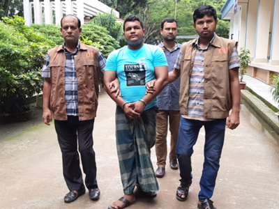 চলন্ত বাসে ৩ ঘণ্টা ধরে ডাকাতি ও নারী যাত্রীকে ধর্ষণঃ মূল হোতা গ্রেফতার