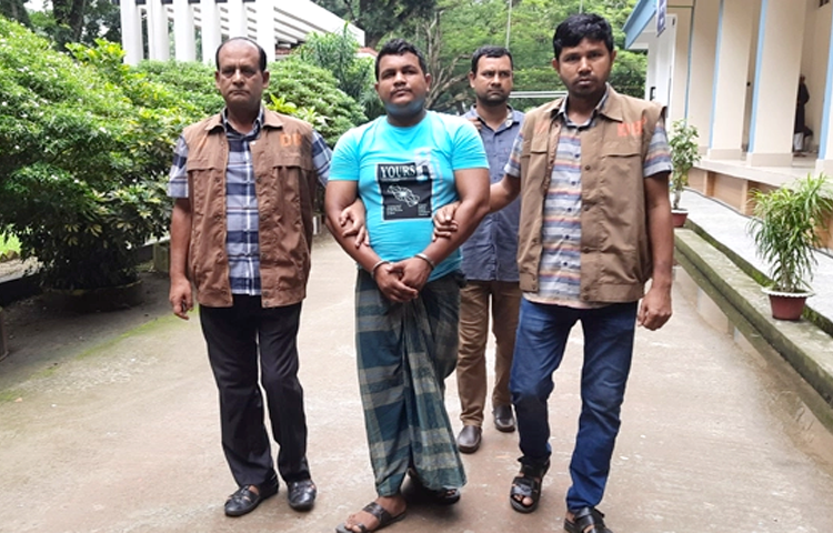 চলন্ত বাসে ৩ ঘণ্টা ধরে ডাকাতি ও নারী যাত্রীকে ধর্ষণঃ মূল হোতা গ্রেফতার