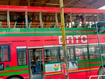 সাফে চ্যাস্পিয়ন প্রমীলা ফুটবলারদের ছাদখোলা বাসে সংবর্ধনা
