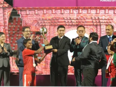 এই ট্রফি সারা দেশের জনগণকে উৎসর্গ করেছেন সাবিনা খাতুন