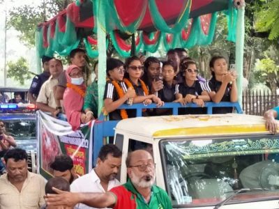 সাফ জয়ী কলসিন্দুরের ৮ ফুটবল কন্যাকে ময়মনসিংহে ছাদখোলা পিকআপ ভ্যানে প্রাণঢালা সংবর্ধনা